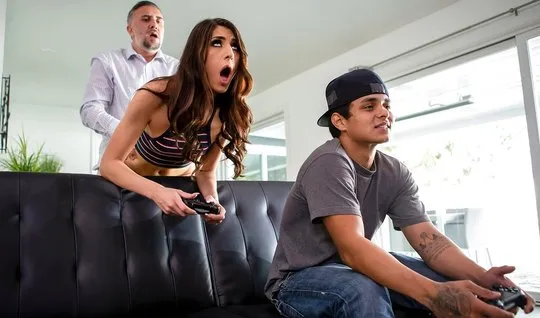 Brazzers сайтында Кристи Мак порносын көріңіз