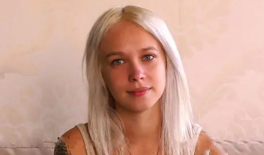 Qorongi porno yulduz Reychel Starr oz mushuki bilan shahvoniy dostning yuziga otirishga shoshilmoqda